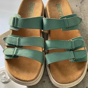 Women’s Born size 8 teal sandals